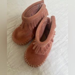 Baby moccasins- dusty pink size 2